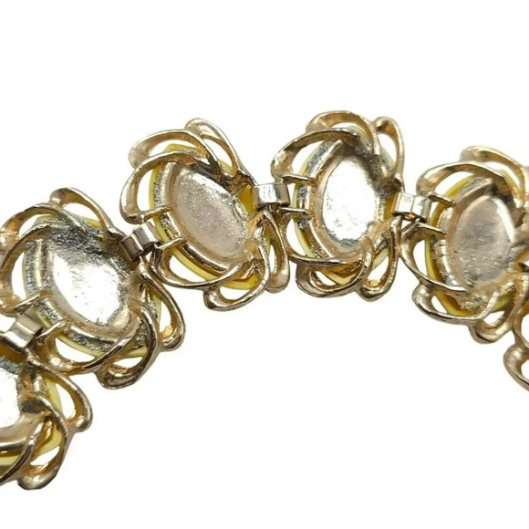 Yellow Lucite Thermoset Flower Bangle Bracelet Fold-Over Clasp Gold Tone Vintage - Picture 5 of 8